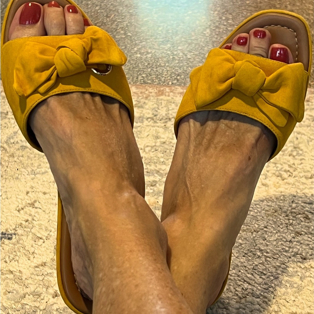 NIB Kate Spade lilah suede, kitten heel sandal.